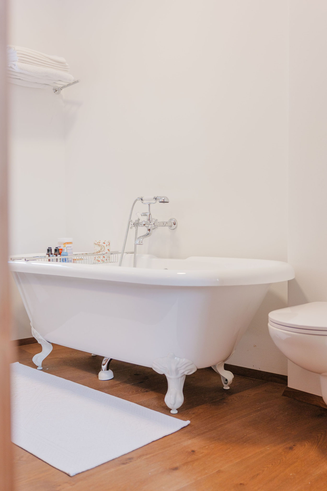 Freistehende Nostalgie-Badewanne auf Löwenfüßen mit Messing-Armatur